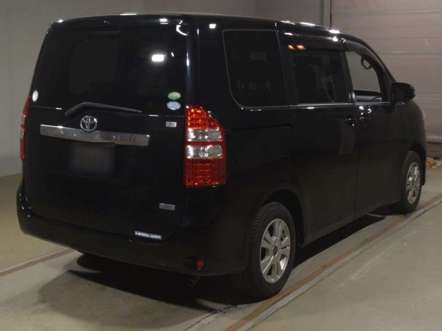 TOYOTA NOAH 2013