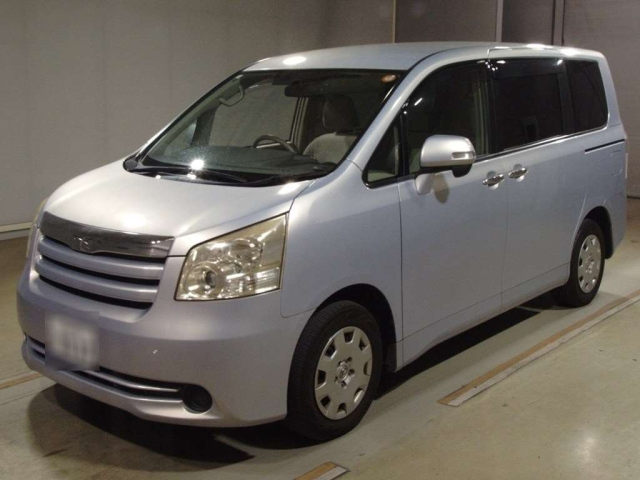 TOYOTA NOAH 2010