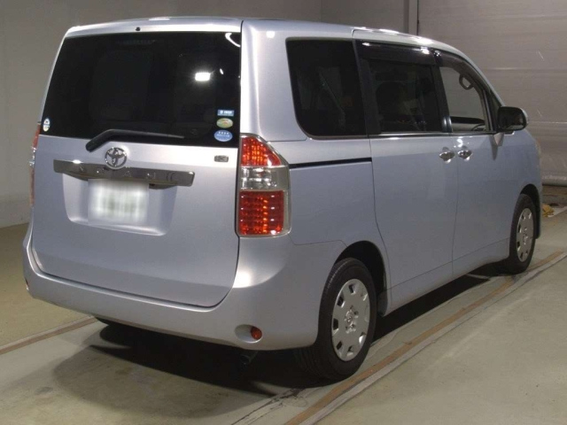 TOYOTA NOAH 2010