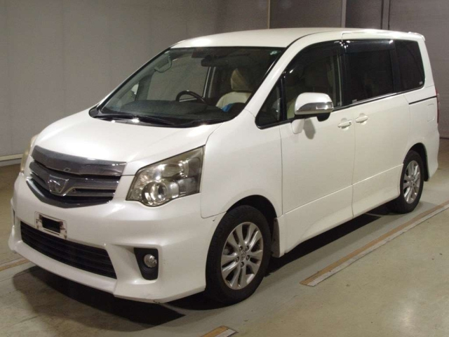 TOYOTA NOAH 2011