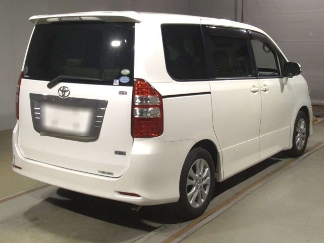 TOYOTA NOAH 2011
