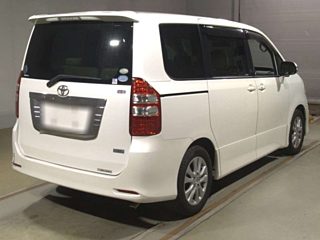 TOYOTA NOAH 2011