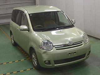 Toyota Sienta 2013