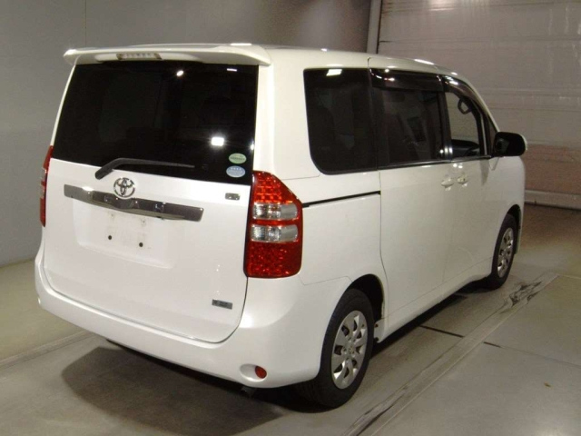 TOYOTA NOAH 2013
