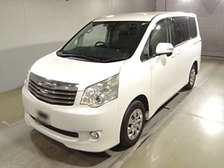 TOYOTA NOAH 2013