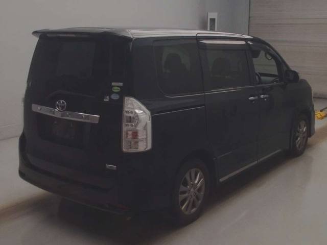TOYOTA VOXY 2013