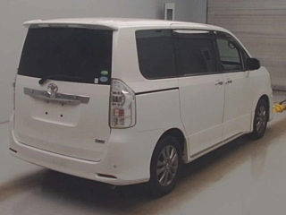 TOYOTA VOXY 2013
