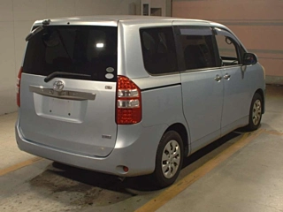 TOYOTA NOAH 2011