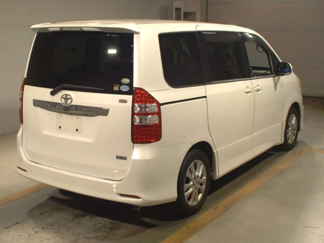TOYOTA NOAH 2012