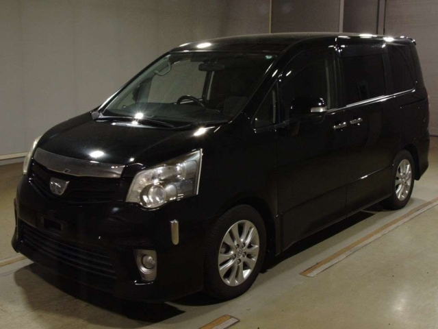 TOYOTA NOAH 2011