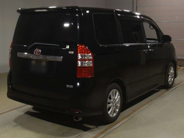 TOYOTA NOAH 2011