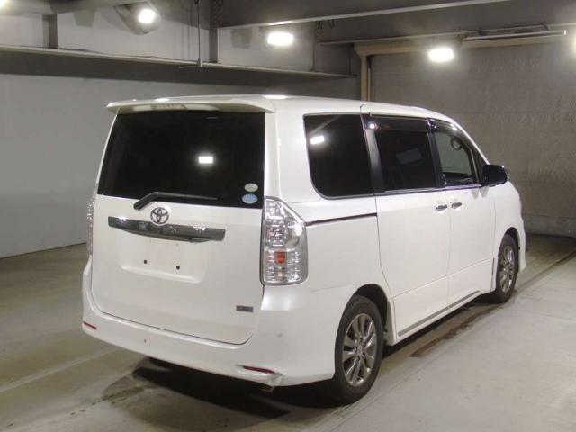 TOYOTA VOXY 2011
