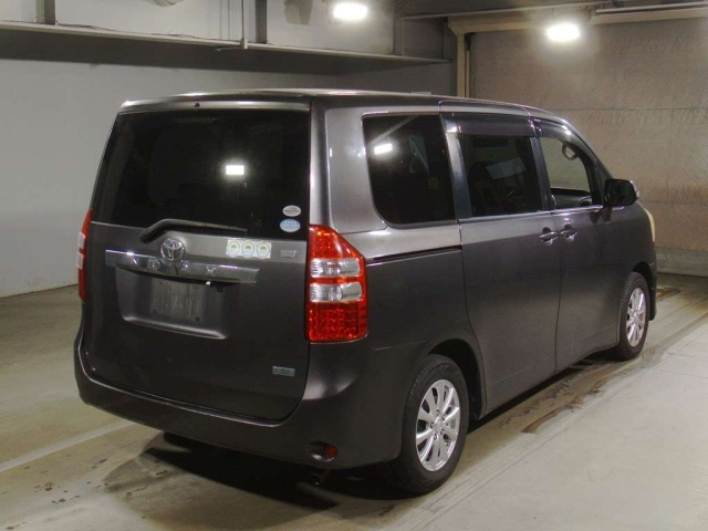 TOYOTA NOAH 2010