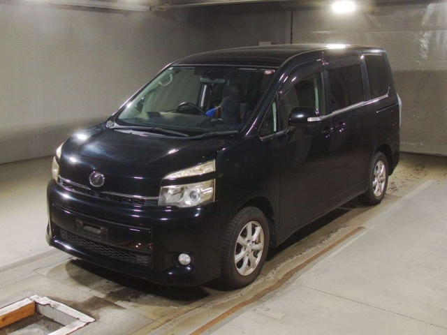 TOYOTA VOXY 2010