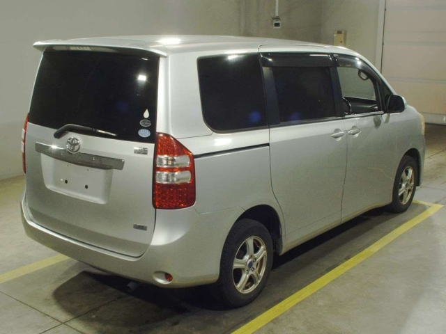TOYOTA NOAH 2010