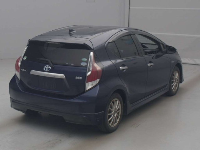 TOYOTA AQUA 2017