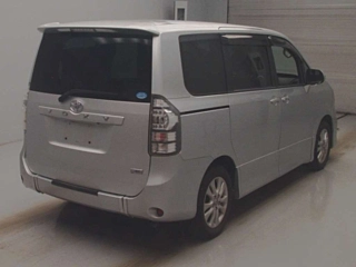 TOYOTA VOXY 2010