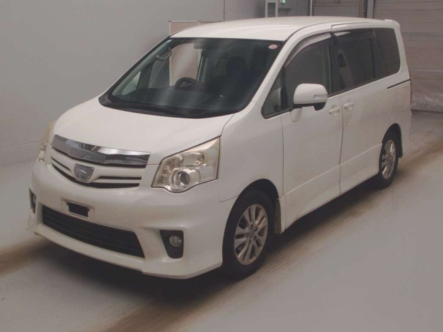 TOYOTA NOAH 2011