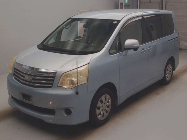 TOYOTA NOAH 2010