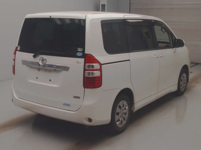 TOYOTA NOAH 2010