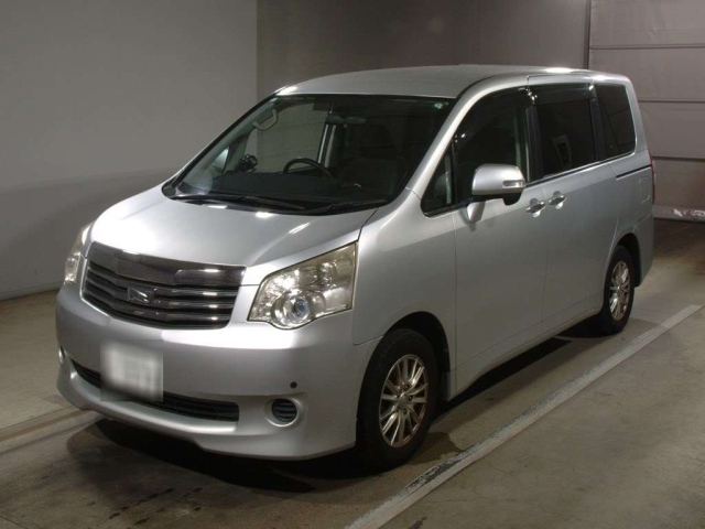 TOYOTA NOAH 2011