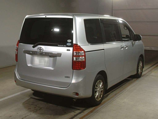 TOYOTA NOAH 2011
