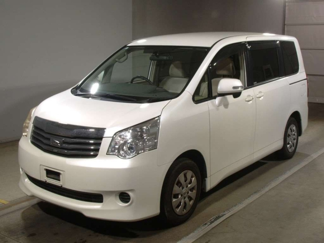 TOYOTA NOAH 2013