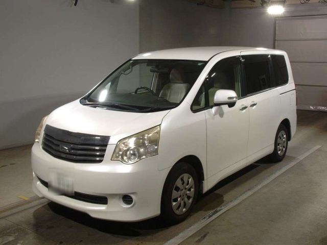 TOYOTA NOAH 2011