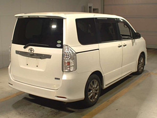 TOYOTA VOXY 2012