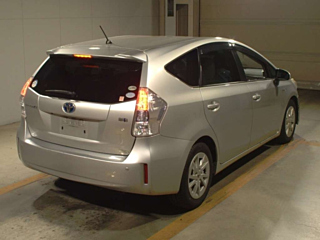 TOYOTA PRIUS ALPHA 2011