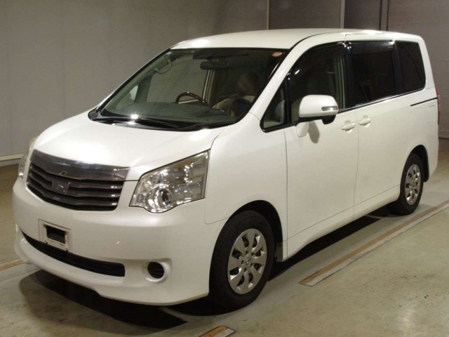 TOYOTA NOAH 2011