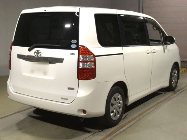TOYOTA NOAH 2011