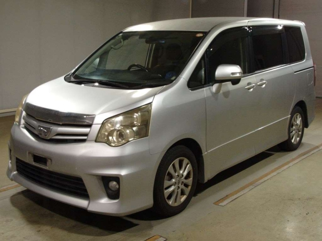 TOYOTA NOAH 2011