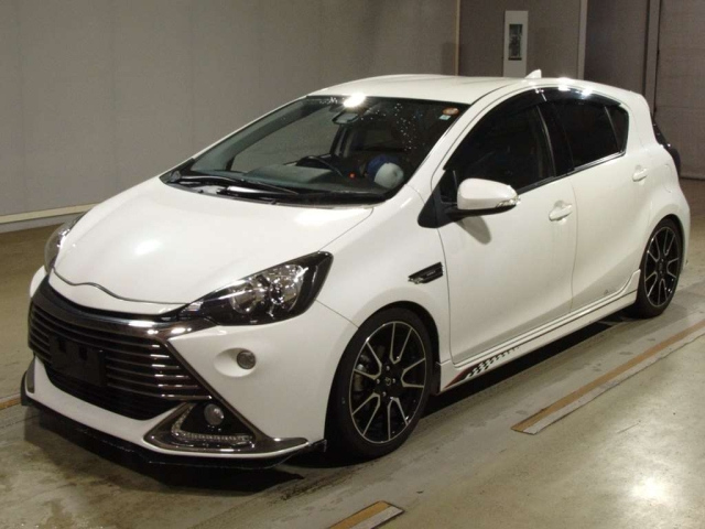 TOYOTA AQUA 2016