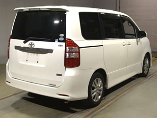 TOYOTA NOAH 2011