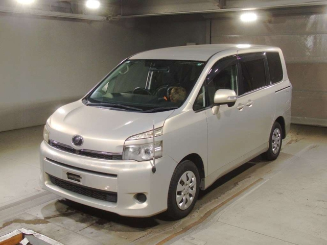 TOYOTA VOXY 2011