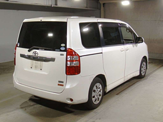 TOYOTA NOAH 2010