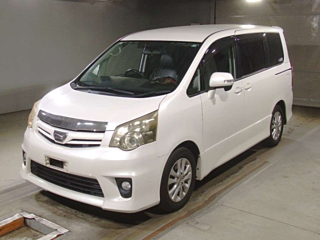 TOYOTA NOAH 2010