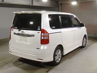 TOYOTA NOAH 2010