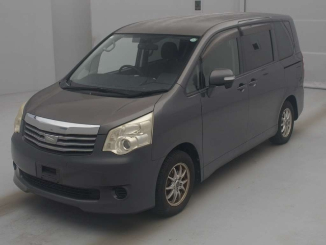 TOYOTA NOAH 2010