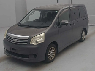 TOYOTA NOAH 2010