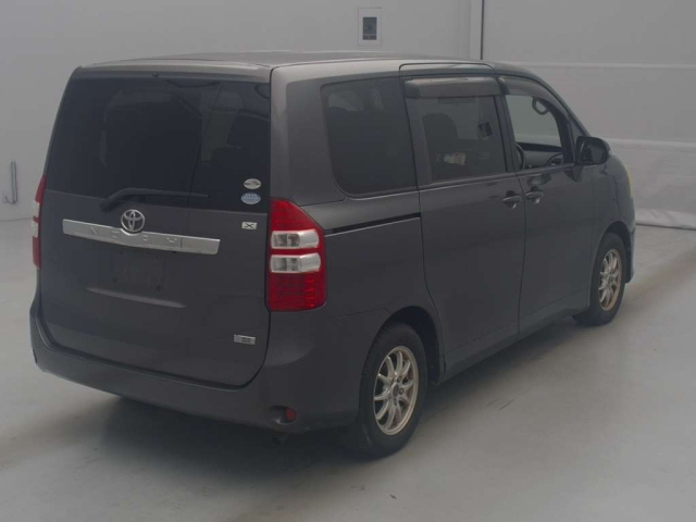 TOYOTA NOAH 2010