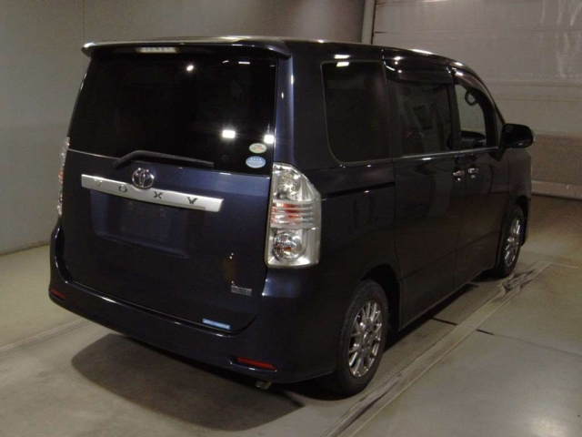 TOYOTA VOXY 2010