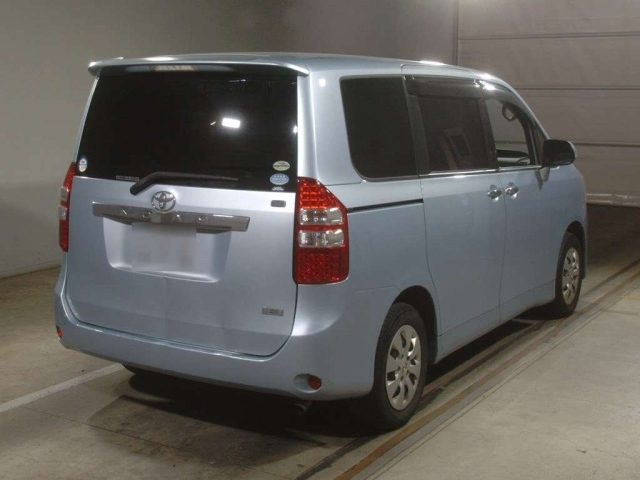 TOYOTA NOAH 2011