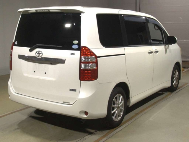 TOYOTA NOAH 2010