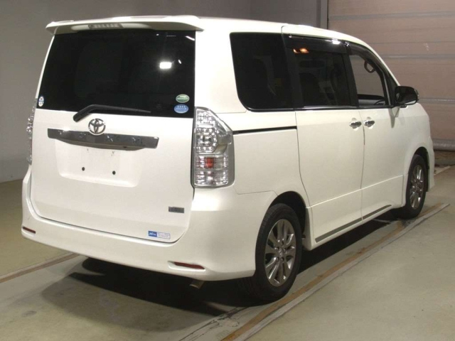 TOYOTA VOXY 2012