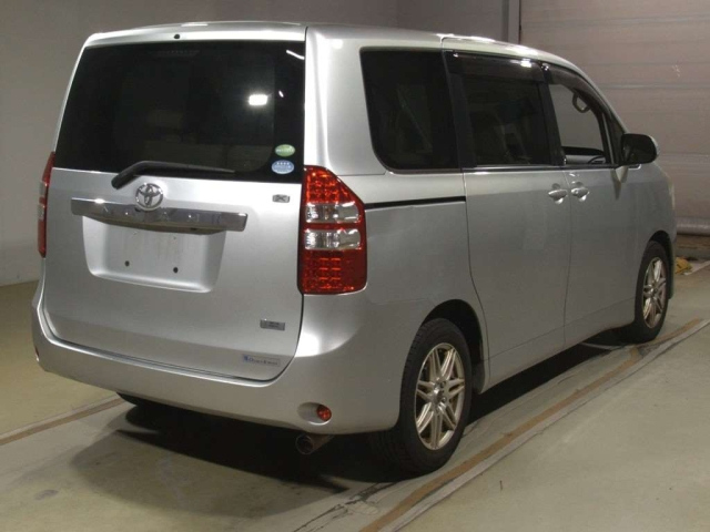 TOYOTA NOAH 2012