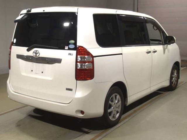 TOYOTA NOAH 2013