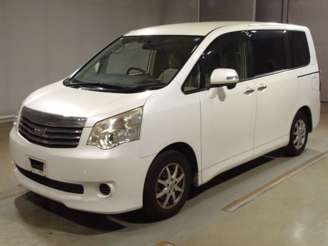 TOYOTA NOAH 2013
