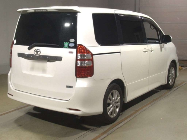 TOYOTA NOAH 2011